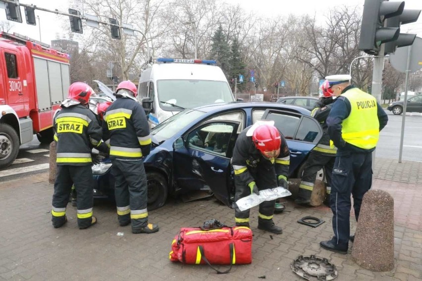 Wrocław. Wypadek przy Urzędzie Wojewódzkim. Radiowóz zderzył się z osobówką (ZOBACZ ZDJĘCIA)