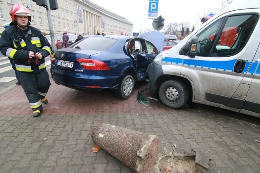Wrocław. Wypadek przy Urzędzie Wojewódzkim. Radiowóz zderzył się z osobówką (ZOBACZ ZDJĘCIA)