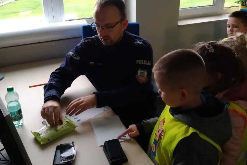 Odwiedzili policjantów: przedszkolaków najbardziej zafascynował radiowóz! ZDJĘCIA