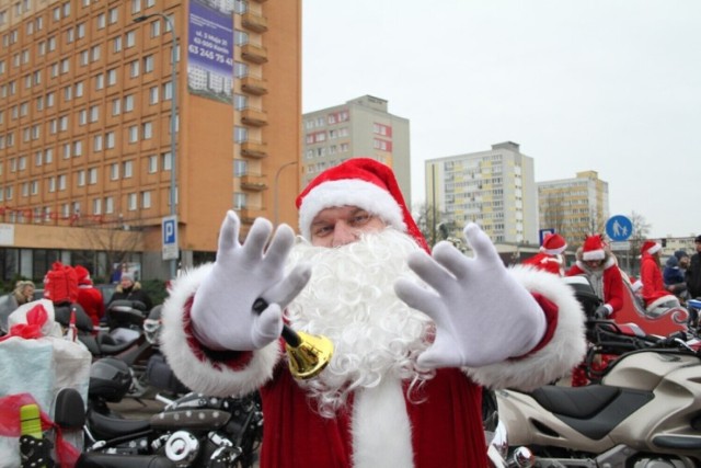 Motocykliści z regionu konińskiego z okazji Świąt Bożego Narodzenia 2022 jak zwykle obdarują najmłodszych prezentami. Zobacz zdjęcia z poprzednich akcji --->MotoMikołaje