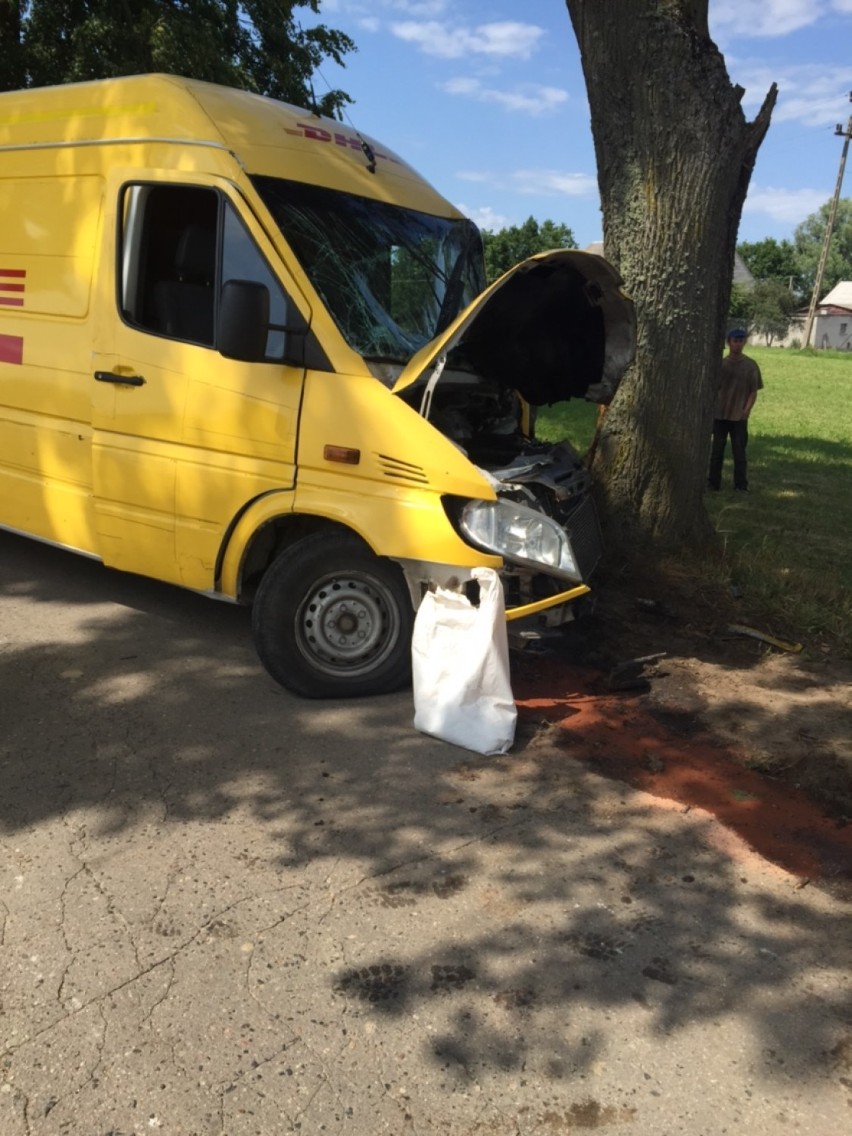Groźny wypadek w gminie Skórcz. Auto uderzyło w drzewo