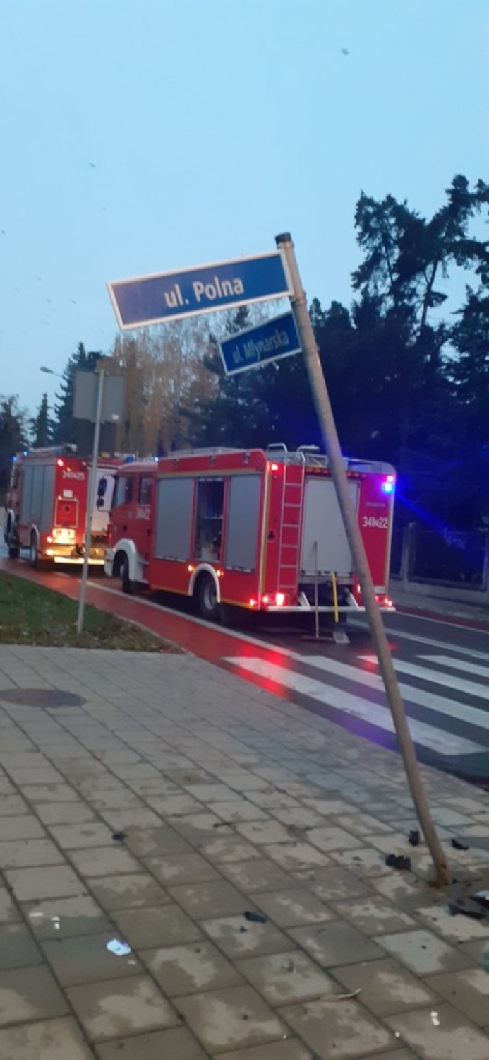 Ścięte znaki drogowe po stłuczce na skrzyżowaniu Młynarskiej i Polnej ZDJĘCIA