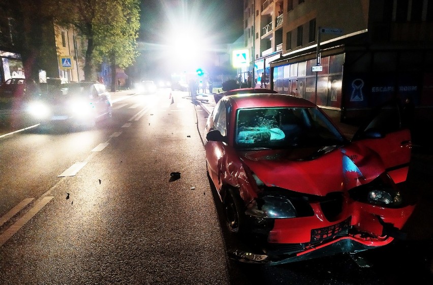 Nocne zderzenie samochodów w Krynicy-Zdroju. Ofiarą... uliczna latarnia
