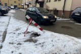 Droga na osiedlu przy ulicy Francesco Nullo w Olkuszu się zapada. Na razie jest mała dziurka, pod spodem jest "wielka czeluść" [ZDJĘCIA]