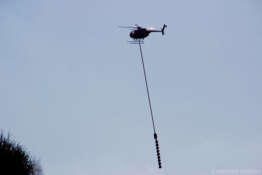 Helikopter z piłą ważącą niemal 400 kilogramów latał nad powiatem jasielskim [ZDJĘCIA]