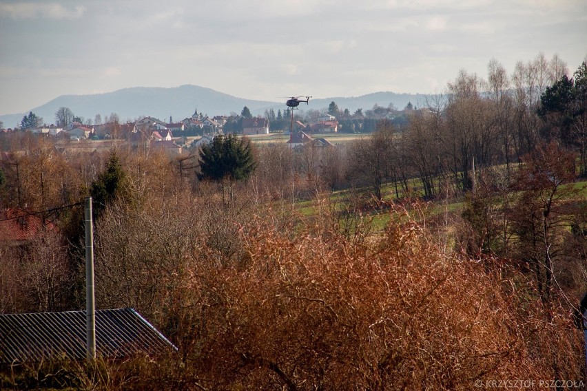 Helikopter z piłą ważącą niemal 400 kilogramów latał nad powiatem jasielskim [ZDJĘCIA]