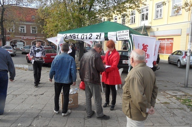 Solidarność zbierała na Pl. Daszyńskiego podpisy pod wnioskiem o obniżenie diet radnych [ZDJĘCIA]