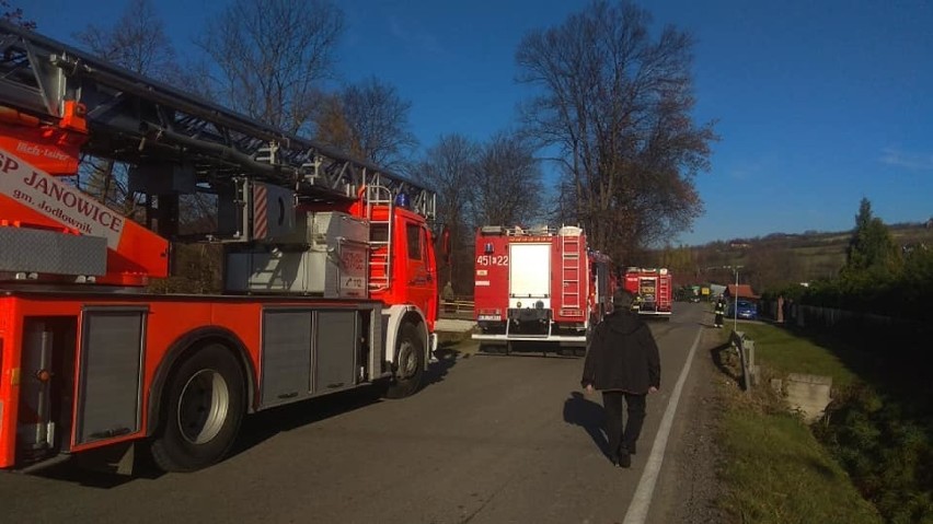 Pożar w Pogorzanach gasiło siedem straży z powiatu limanowskiego