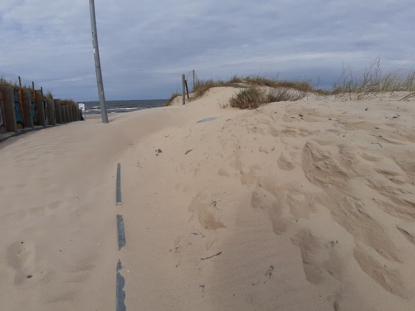 Wietrznie na plaży w Świnoujściu. Pokaźne zaspy na wejściach