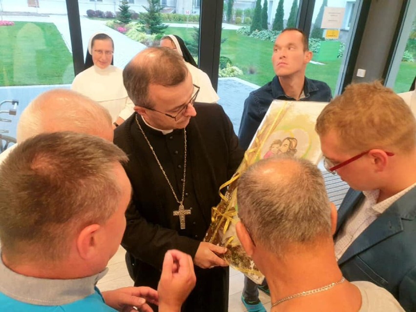 Biskup kaliski Damian Bryl z wizytą w Domu Chłopaków w Broniszewicach