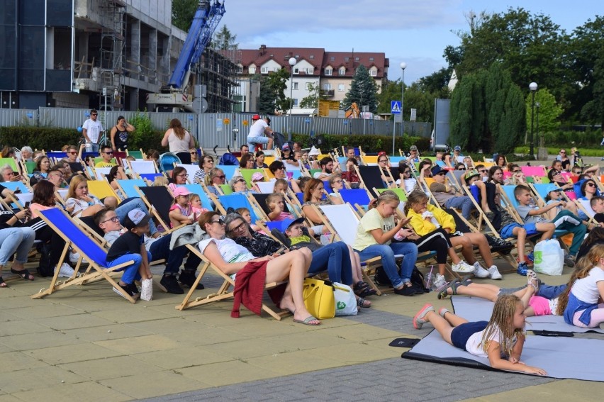 Puławy. Kino pod chmurką przyciągnęło sporo mieszkańców