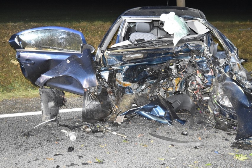 Nocny wypadek na trasie Śrem-Zaniemyśl (DW 432). 26-letni kierowca zginął na miejscu. Policja Śrem ustala okoliczności wypadku