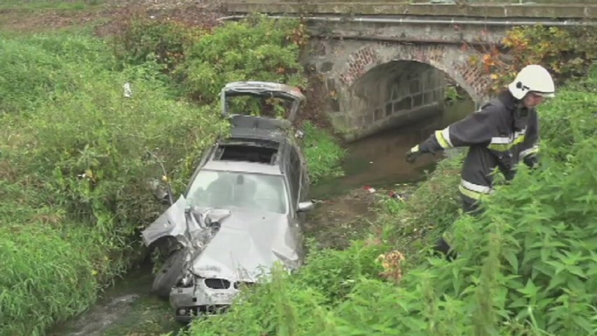 Policja Jelenia Góra. Zderzenie BMW z pociągiem. Kierowca uciekł (ZDJĘCIA, FILM)