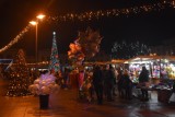 Na Rynku w Wągrowcu rozbłysła świąteczna choinka. Iluminacje w tym roku są skromniejsze 