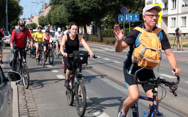 W sobotnie przedpołudnie z Biblioteki Miejskiej w Grudziądzu wystartował turystyczny rajd rowerowy "Odjazdowy bibliotekarz"