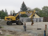 Wadowice. Budują nowy parking przy Starej Rzeźni na ulicy Sienkiewicza. Czy zdążą do końca roku? [ZDJĘCIA]