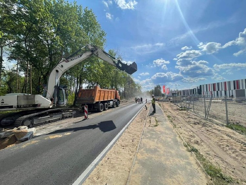 Trwają prace przy rozbudowie kolejnego odcinka ul. Wojska...