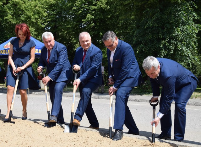 Szpadle oficjalnie wbite w drogę krajową nr 63