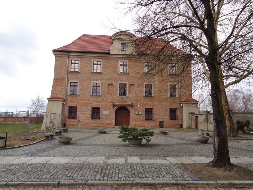 Sprzed budynku Akademii Lubrańskiego (Muzeum...