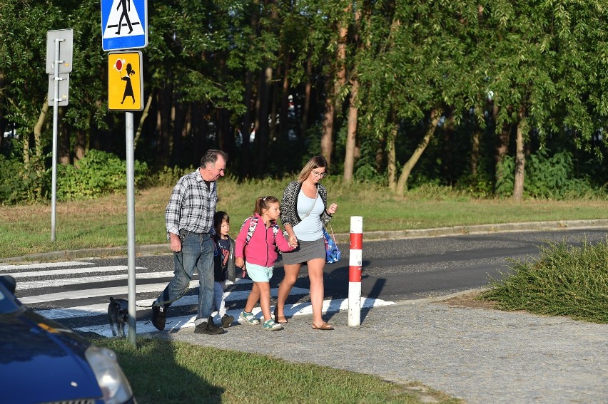 Poranna akcja policji pod SP13 w Lesznie. Dzieci przed lekcjami dostały odblaski [ZDJĘCIA]