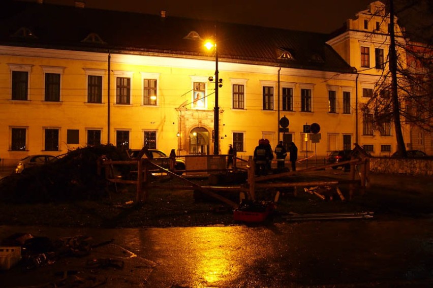 Kraków: wiatr złamał choinkę pod Oknem Papieskim [NOWE ZDJĘCIA]