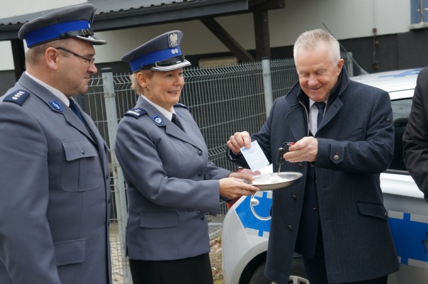 Nowy radiowóz dla policji w Rajczy [ZDJĘCIA]