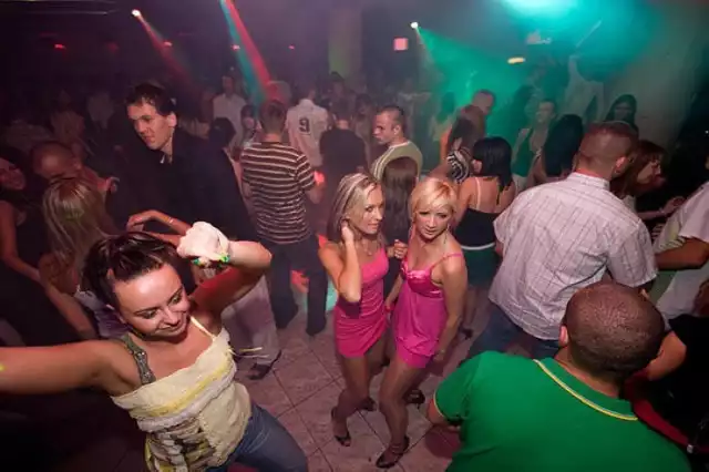 W wakacje 2008 roku w klubie Senso w Mielnie było wyjątkowo gorąco! Organizowane były tu dyskoteki, podczas których zdarzały się koncerty, pokazy zmysłowego tańca, a nawet... konkursy mokrego podkoszulka. Zapraszamy do obejrzenia kolejnej części archiwalnych zdjęć.