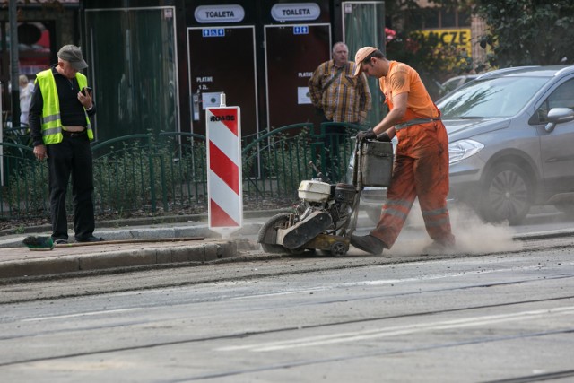 Na Grzegórzeckiej trwają prace przy wymianie szyn tramwajowych