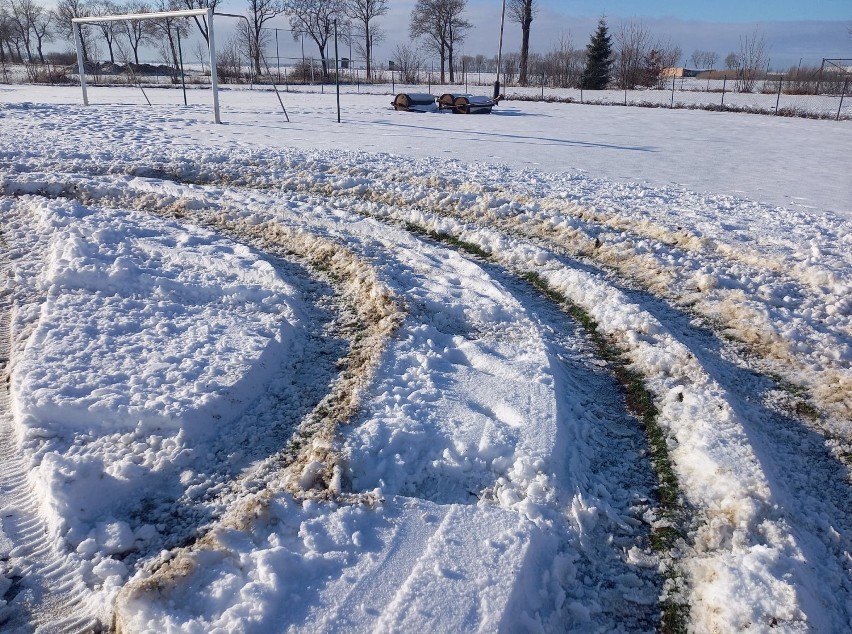 Miłoradz. Stadion gminny jak tor rajdowy. Ćwiczyli drifting? Zniszczyli boisko