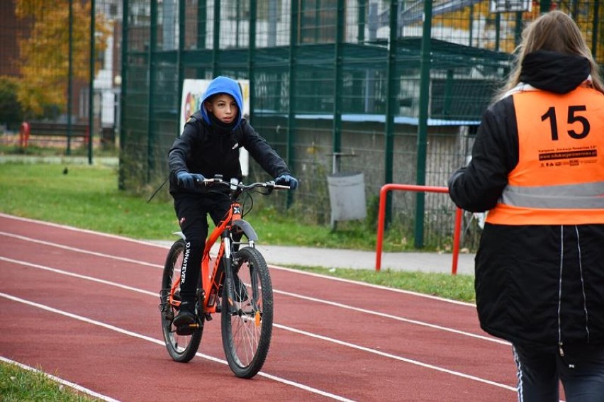 Świdniccy uczniowie wybrali się na rowerową lekcję w terenie. Zobacz zdjęcia!