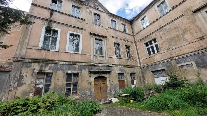 Pałac w Łomnicy(powiat zgorzelecki) jest teraz ruiną