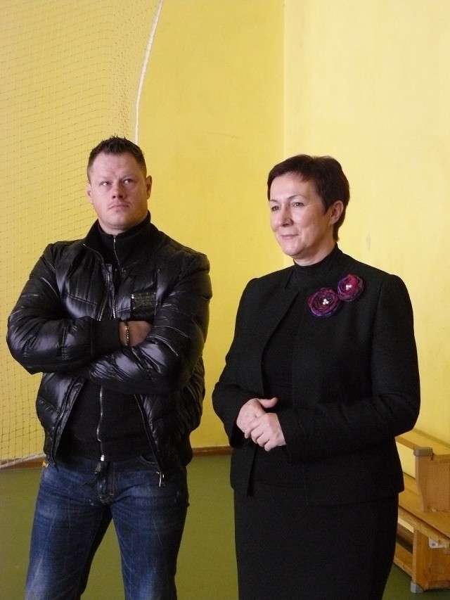 Jacek Krzynówek w Radomsku, obok prezydent Anna Milczanowska