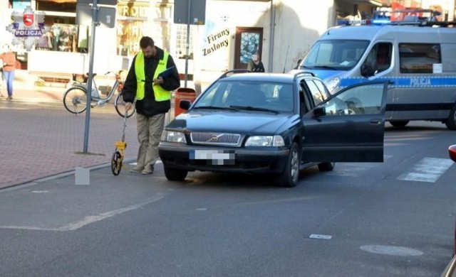 Wypadek na ul. Dąbrowskiego, rowerzysta wjechał pod samochód