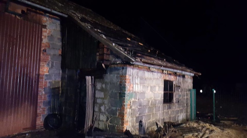 Pożar stodoły w Lasowicach Wielkich [ZDJĘCIA]. A dopiero co palił się obok opuszczony dom