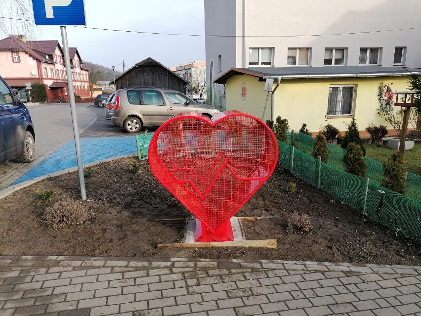 Kolejne metalowe kosze na nakrętki w kształcie serca stanęły tym razem w Kępicach (FOTO)