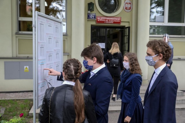 Krakowscy maturzyści w czasach pandemii niebawem wybiorą, kim chcą zostać w dorosłym życiu... A jakie są profesje przyszłości po koronawirusie? Przejdź dalej.