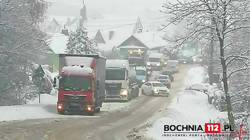 Trudne warunki na drodze wojewódzkiej nr 965 koło Bochni,...