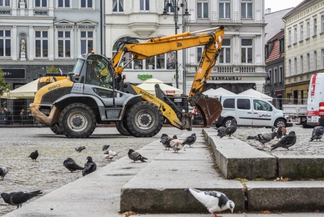 Na płytę Starego Rynku w Bydgoszczy wjechał ciężki sprzęt. To znak, że za chwilę zaczną się pierwsze prace przy przebudowie tej części miasta.

Z początkiem lipca ma ruszyć przebudowa Starego Rynku w Bydgoszczy - inwestycja, na którą czekaliśmy latami. 

W poniedziałek (24 czerwca) na płycie rynku pojawiły się pierwsze maszyny, zagrodzono też teren, który będzie remontowany jako pierwszy. Wszystko ma być gotowe do 29 czerwca 2019 roku. Prace będą podzielone na etapy, do końca listopada ma być gotowa płyta rynku.  

Cała inwestycja pochłonie 14 mln złotych.


Zwiedzanie Młynów Rothera na Wyspie Młyńskiej w Bydgoszczy

