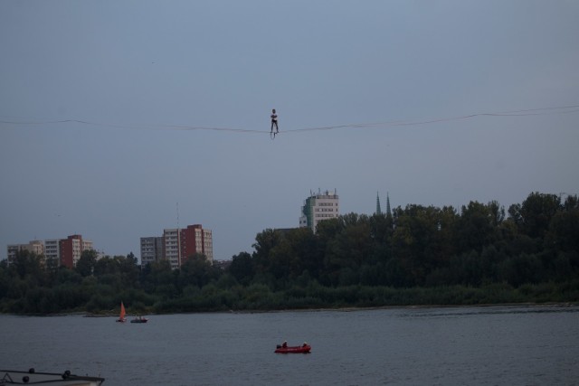 Święto Wisły 2018. Spektakularny spacer po linie nad rzeką i parada łodzi [ZDJĘCIA]