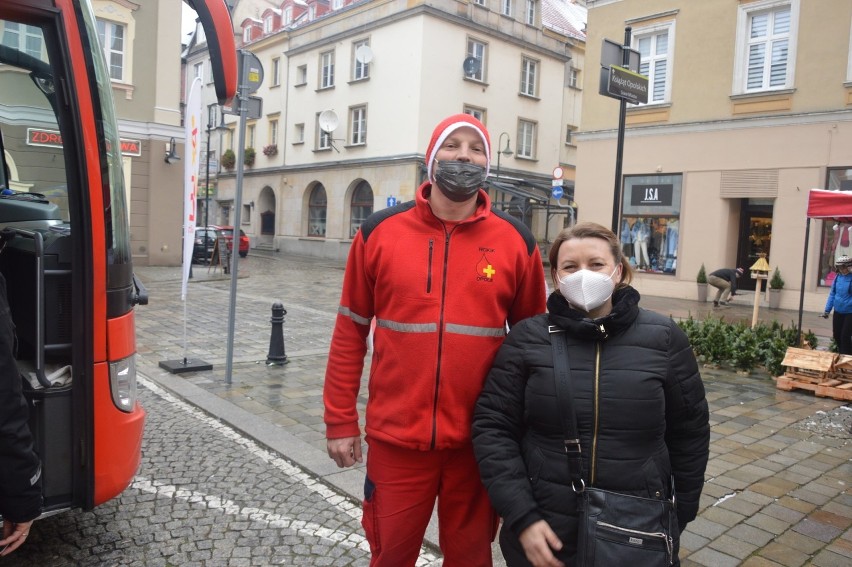 Akcja zbiórki krwi W Opolu. Nie brakowało w niedzielę św. Mikołajów gotowych podzielić się krwią