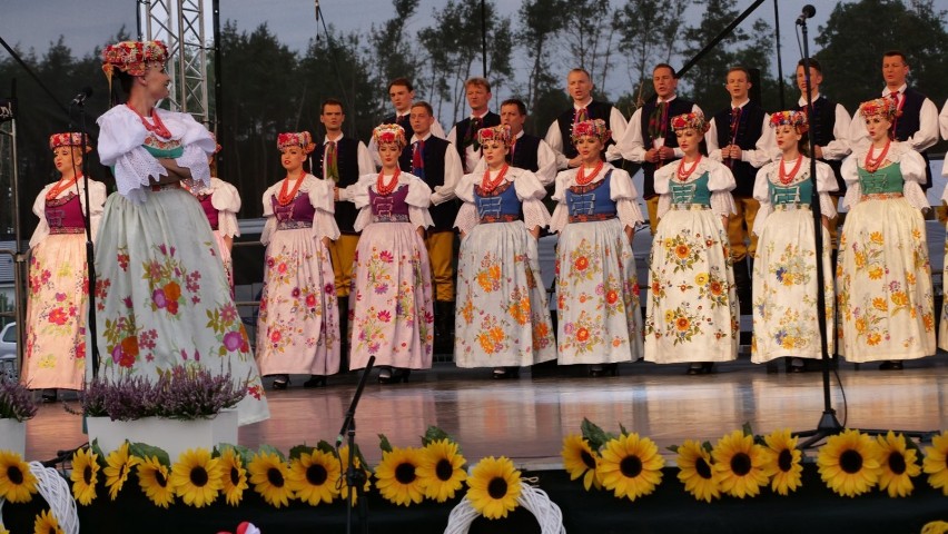 Zespół Śląsk wystąpił na dożynkach gminnych w Nowym Folwarku. Zobacz zdjęcia z tego kolorowego wydarzenia!