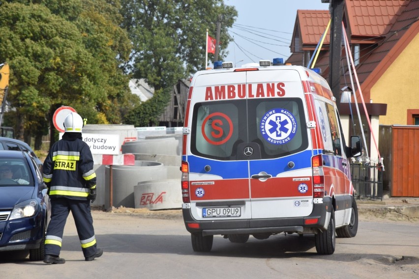 Wypadek w Darzlubiu (wrzesień 2018). 37-letni pracownik firmy wpadł do studzienki kanalizacyjnej. Jest w szpitalu w Wejherowie | ZDJĘCIA, WI