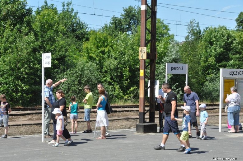 Pociąg Łódzkiej Kolei Aglomeracyjnej na stacji w Łęczycy