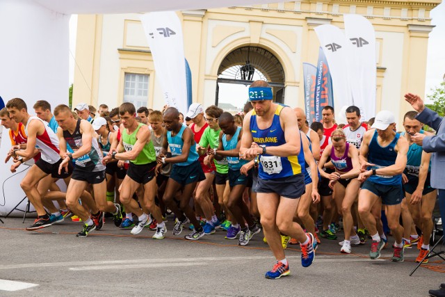 na starcie 5. PKO Białystok Półmaratonu pojawi się niesamowita, absolutnie rekordowa liczba 4500 biegaczy w każdym wieku, z całej Polski! Warto podkreślić, że z roku na rok, zainteresowanie białostockimi imprezami biegowymi rośnie wśród biegaczy z zagranicy. 

PROGRAM ZAWODÓW

13 maja — SOBOTA

9:00  Bieg Śniadaniowy — start z dziedzińca Pałacu Branickich, meta - Stadion Miejski 
Junior city Run

14:00 start biegu na 100 m
14:30 start biegu na 600 m
15:00 start bieg na 1 km 

14 maja — NIEDZIELA

  
9:35 rozgrzewka dla biegaczy w strefie startowej
9:45  oficjalne otwarcie 5. PKO Białystok Półmaratonu i prezentacja elity biegu
10:00  start 5. PKO Białystok Półmaratonu i city Run 5k
~ 10:15  pierwszy zawodnik City Run 5k na mecie
10:30 dekoracja zwycięzców City Run 5k
~ 11:05  pierwszy zawodnik PKO Białystok Półmaratonu na mecie
12:00  dekoracje zwycięzców biegu oraz klasyfikacji Najszybsi Polacy i Najszybsi Białostoczanie 
12:20 dekoracje Mistrzostw Służb Mundurowych w Półmaratonie, Akademickich Mistrzostw w Półmaratonie oraz Klasyfikacji PCK,
12:45 dekoracje klasyfikacji drużynowych,
12:50  dekoracje kategorii wiekowych w półmaratonie
13:30  zamknięcie trasy półmaratonu
13:45  zakończenie 5. PKO Białystok Półmaratonu 

TU ZOBACZ: JAKIE BĘDĄ UTRUDNIENIA W RUCHU

TU ZOBACZ TEŻ: 5. PKO Białystok Półmaraton: W tym biegu nie ma pokonanych 