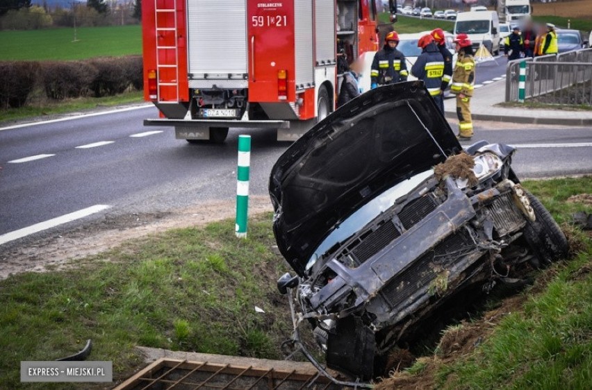 Dolny Śląsk. Groźnie wyglądający wypadek na trasie Wrocław-Ząbkowice Śląskie. Dwa volskwageny wylądowały w rowie (ZDJĘCIA)