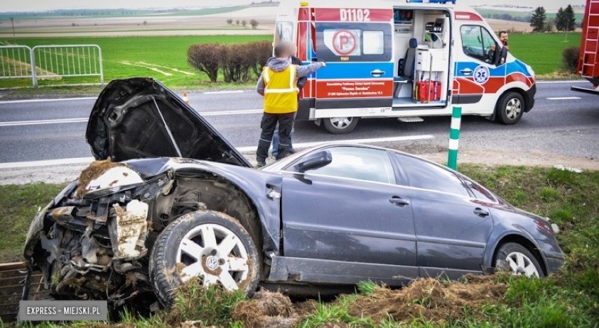 Dolny Śląsk. Groźnie wyglądający wypadek na trasie Wrocław-Ząbkowice Śląskie. Dwa volskwageny wylądowały w rowie (ZDJĘCIA)