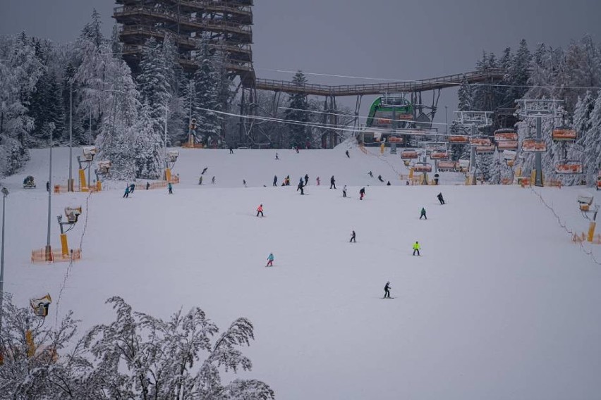 Krynica - Zdrój. Tłumy narciarzy na wyciągu Słotwiny Arena. Minister zdrowia Adam Niedzielski zapowiada kontrole stoków