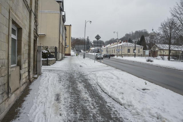 W Pińczowie w sobotę, 16 stycznia panowały zimowe klimaty. Park w centrum miasta wyglądał pięknie przysypany śniegiem. Niestety nie było w nim spacerowiczów mimo przyjemnej pogody. Mieszkańcy przyjechali na Rynek na zakupy i szybko uciekali do domów. Pojedyncze osoby wybrały się na sanki na górę świętej Anny. 

Na kolejnych slajdach zobaczycie Pińczów w zimowej aurze>>>