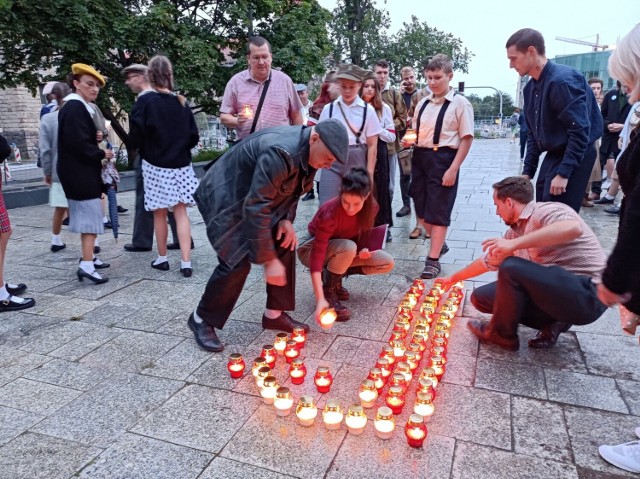 1 sierpnia pod poznańskimi krzyżami na placu Mickiewicza spotkało się ponad sto osób.