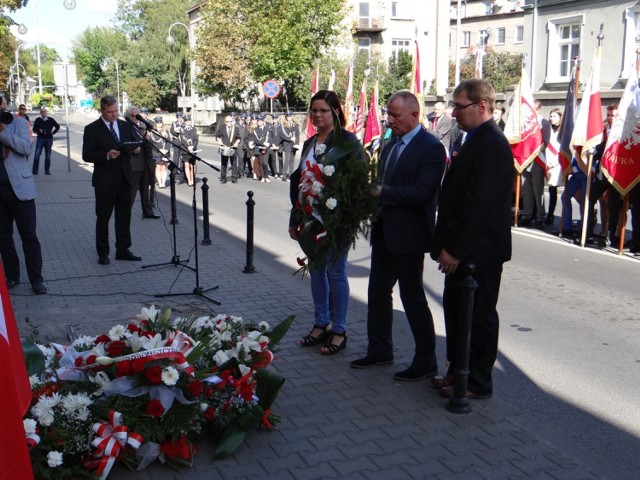 Reprezentacja FSG podczas uroczystości odsłonięcia tablicy w murze Muzeum Regionalnego